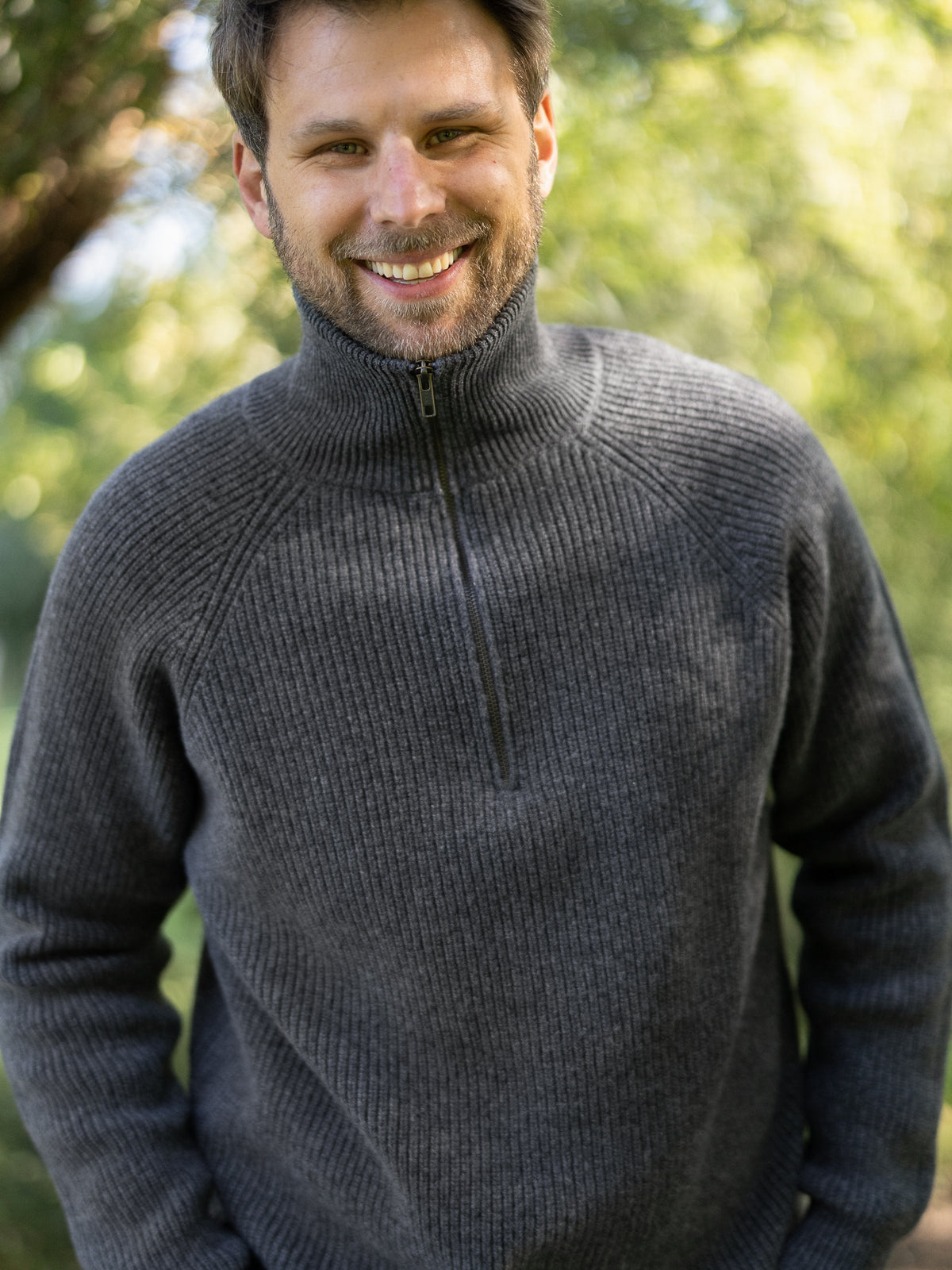Herren Merino Troyer anthrazit mit hohem Reißverschlusskragen – Detailaufnahme.