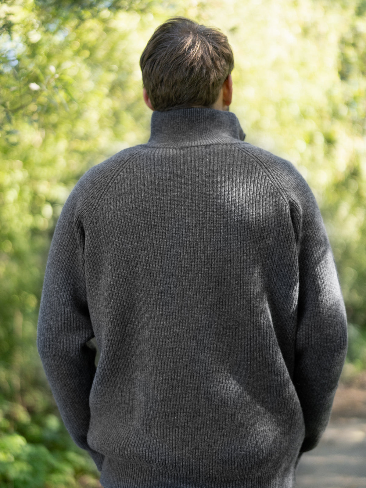 Rückseite des Merino Troyer anthrazit für Männer – gestrickter Wollpullover aus Merinowolle.