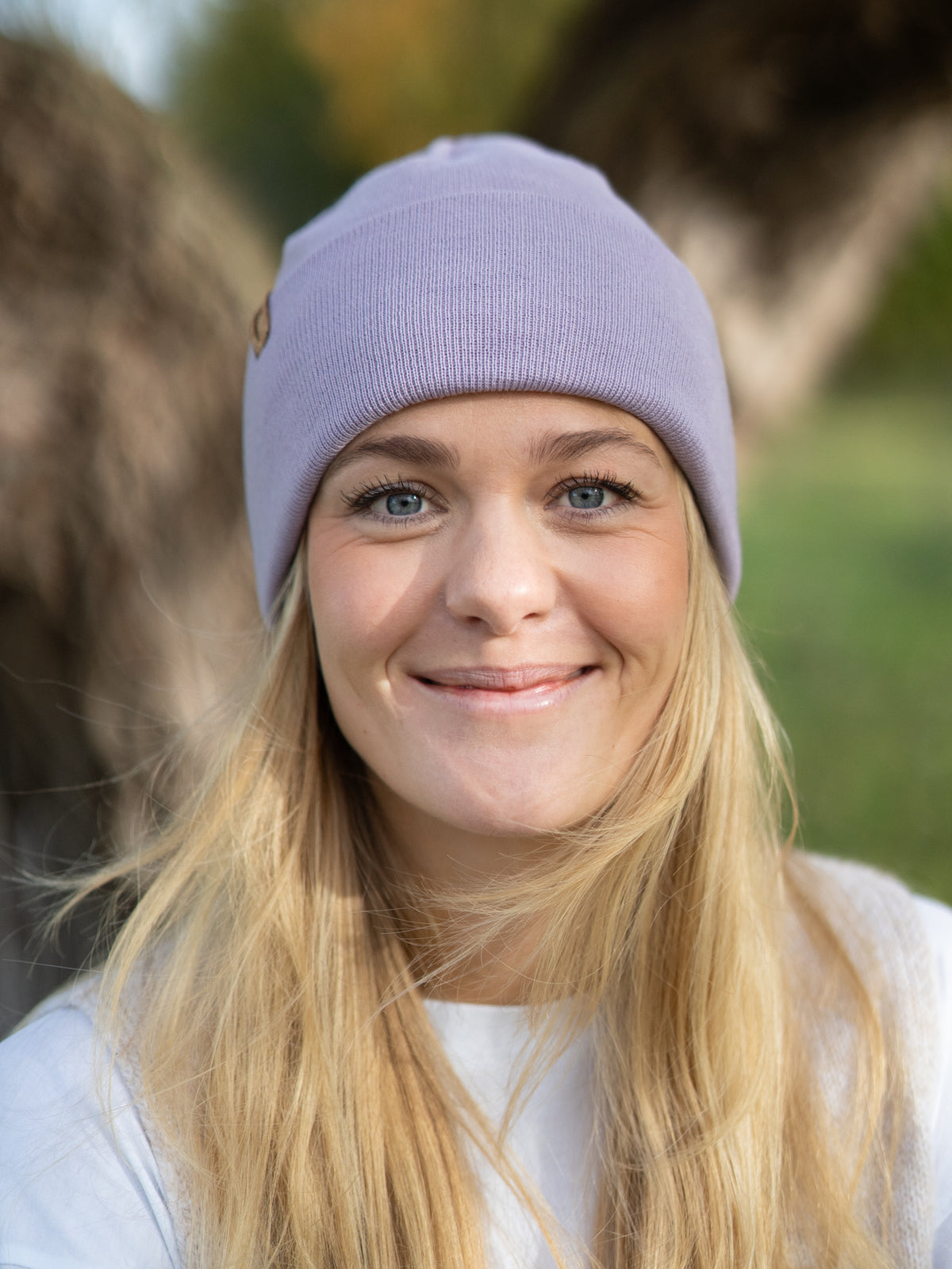 Greta trägt die FUXBAU Merino Kork Beanie in Lavendel – Mütze aus 100% Merinowolle, fair gefertigt in Deutschland