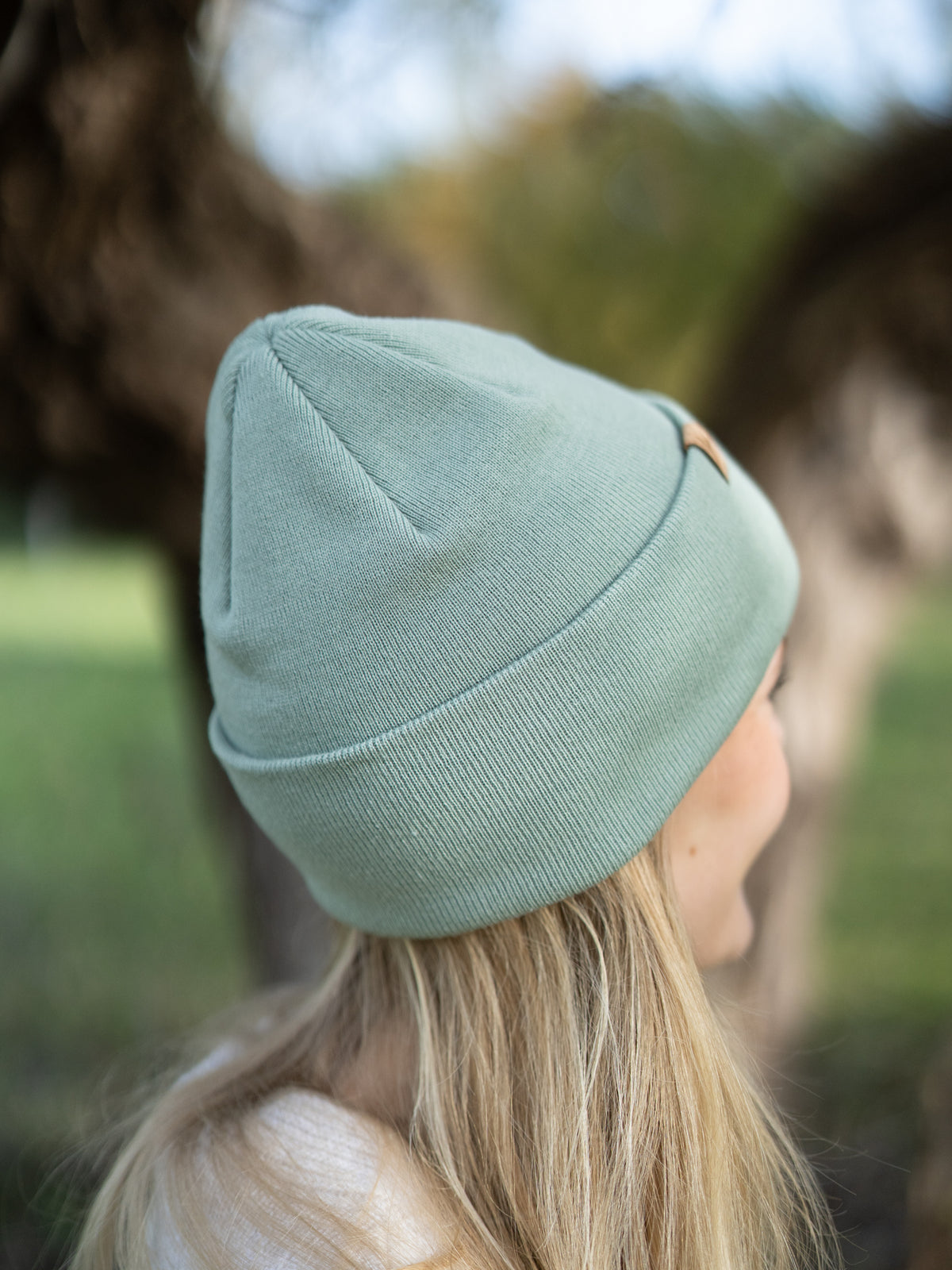 Rückansicht der FUXBAU Merino Kork Beanie in Seegrün – Mütze aus mulesingfreier Merinowolle, fair gefertigt in Deutschland