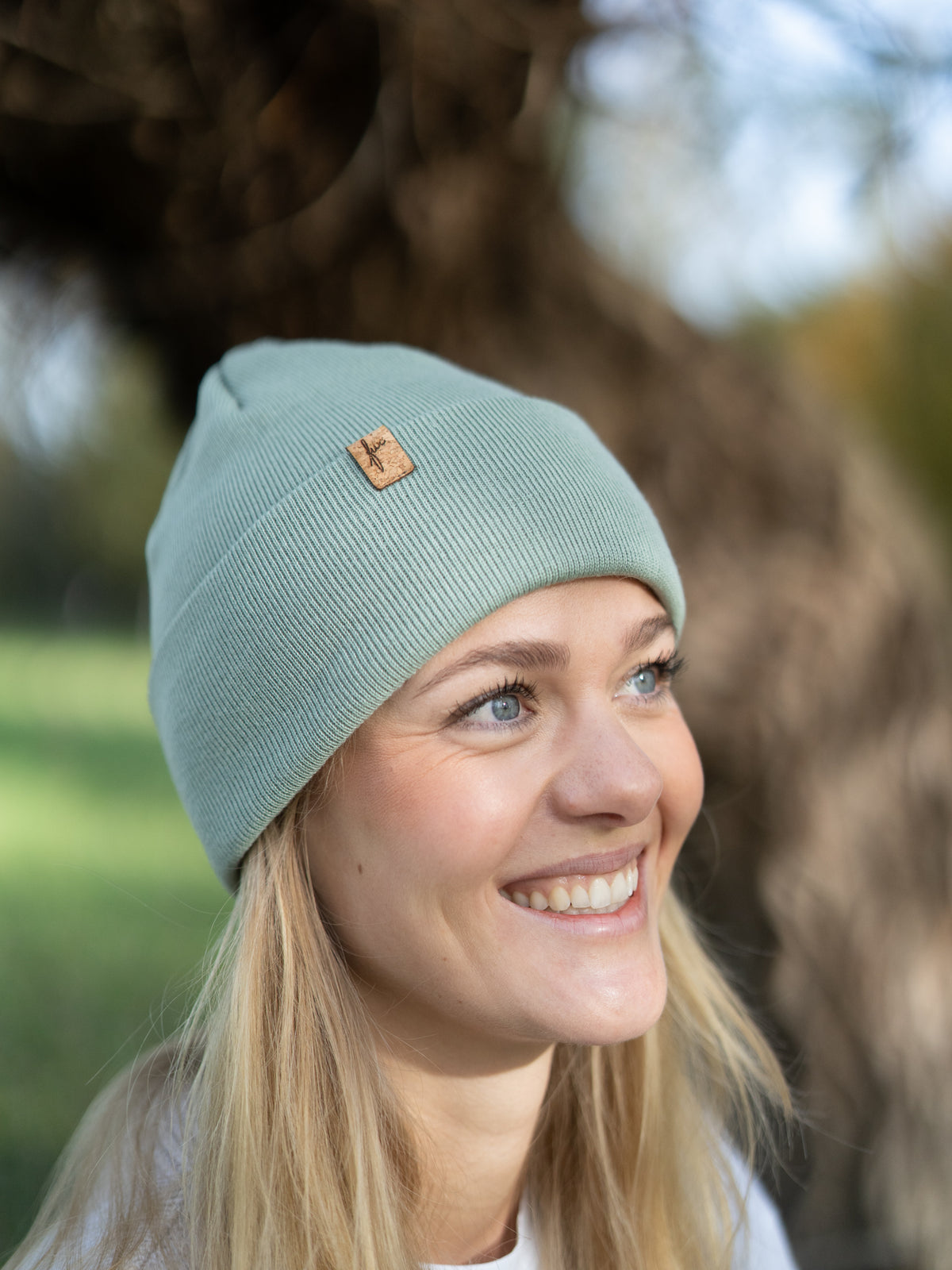 Greta mit der FUXBAU Merino Kork Beanie in Seegrün – zeitlose Wollmütze Made in Germany