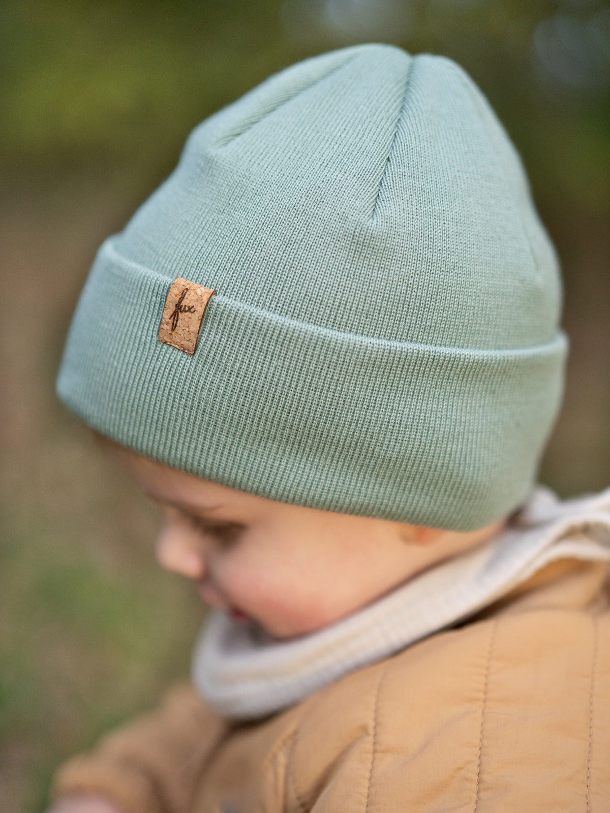FUXBAU Kinder Beanie Seegrün aus 100% Merinowolle – warme Mütze mit Korklabel, gefertigt in Deutschland