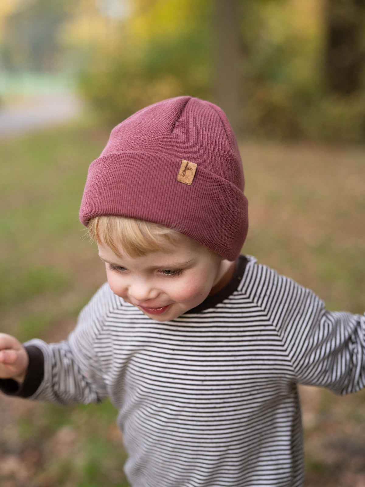 FUXBAU Kinder Beanie Weinrot aus 100% Merinowolle – warme Mütze mit Korklabel, gefertigt in Deutschland