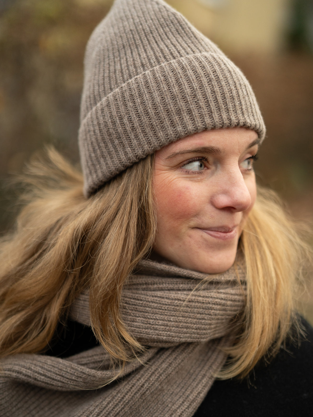 Braunmelierter FUXBAU Merino Schal extra lang – kombiniert mit Merino Mütze, warm gefertigt in Italien.