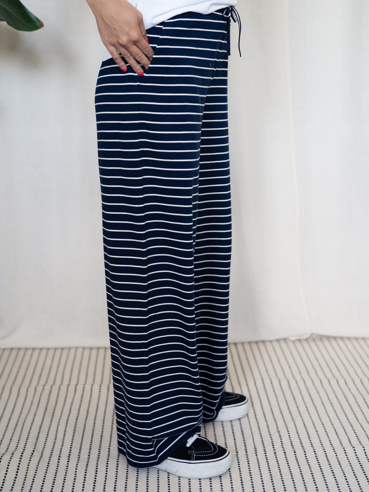 Gestreifte Frauenhose in Navy-Weiß aus GOTS-zertifizierter Biobaumwolle – fair produziert in Portugal.