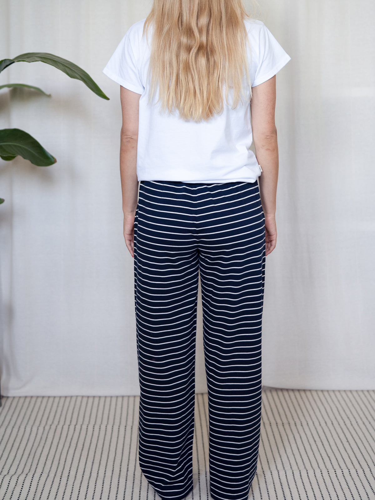 Gestreifte Frauenhose in Navy-Weiß aus GOTS-zertifizierter Biobaumwolle – bequem, atmungsaktiv und fair hergestellt in Portugal.