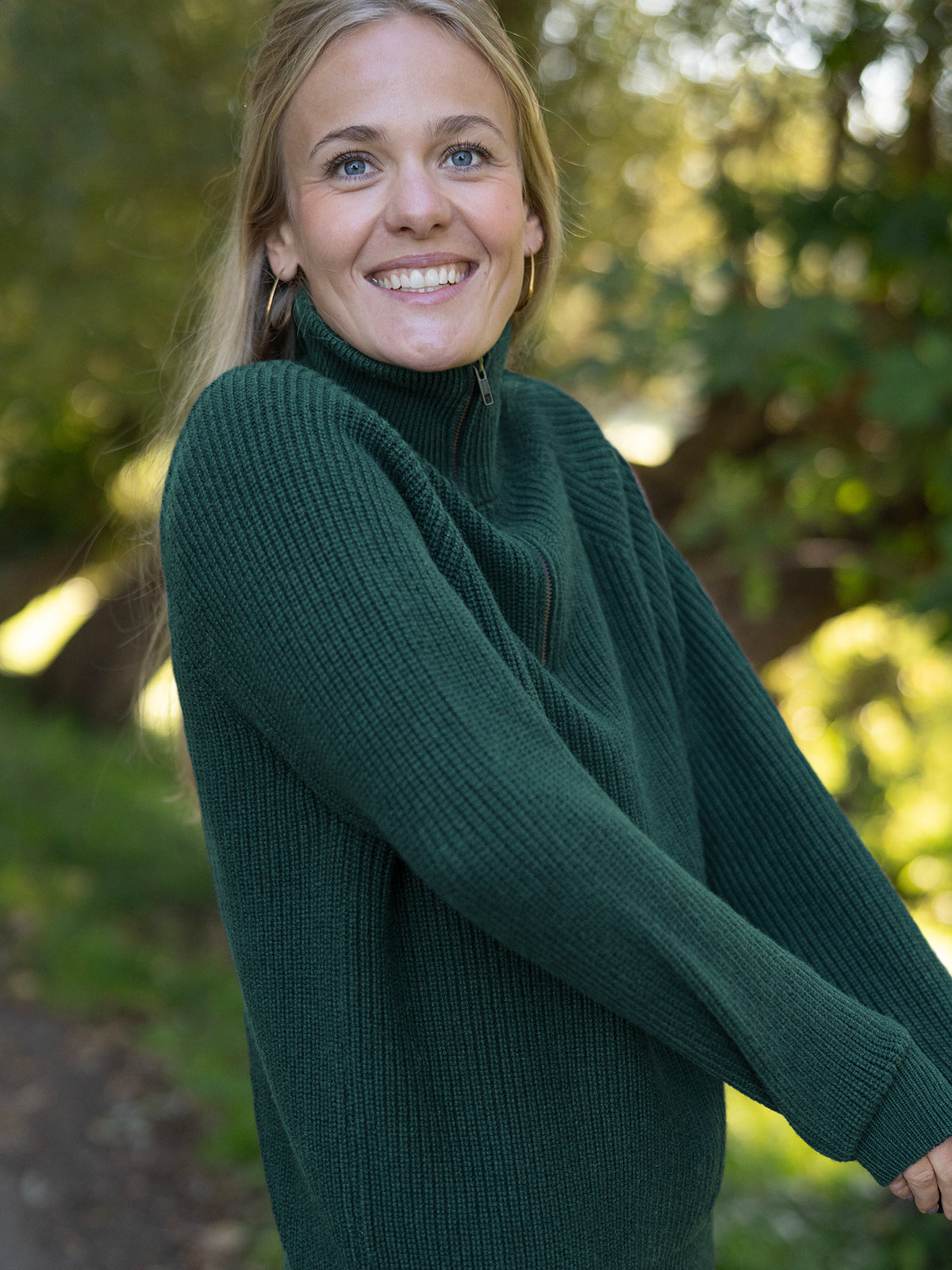 Grüner Merino Troyer für Frauen – Wollpullover aus Italien im Alltag getragen