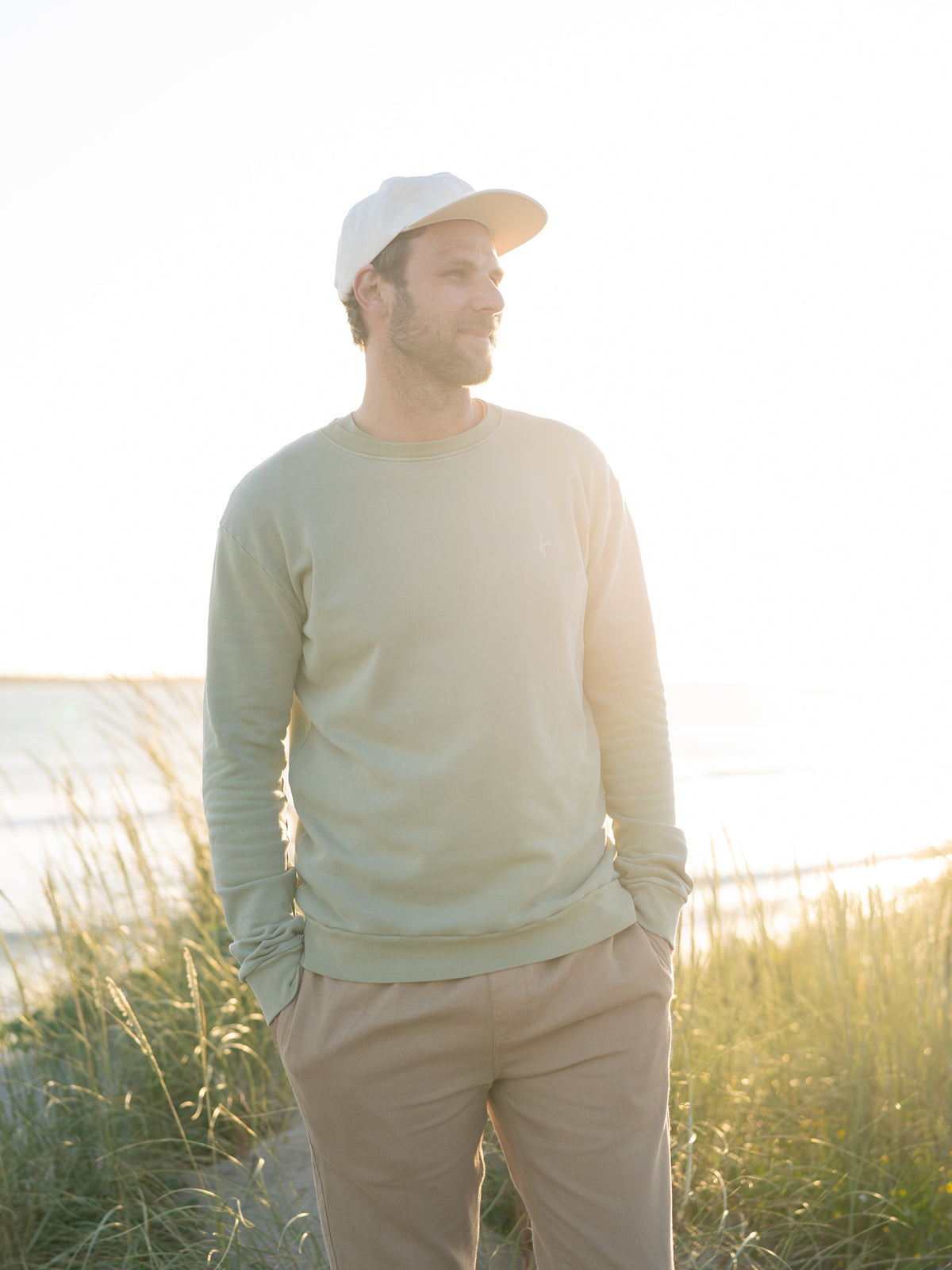 Männer Sweatshirt seegrün aus Biobaumwolle am Strand bei Sonnenuntergang