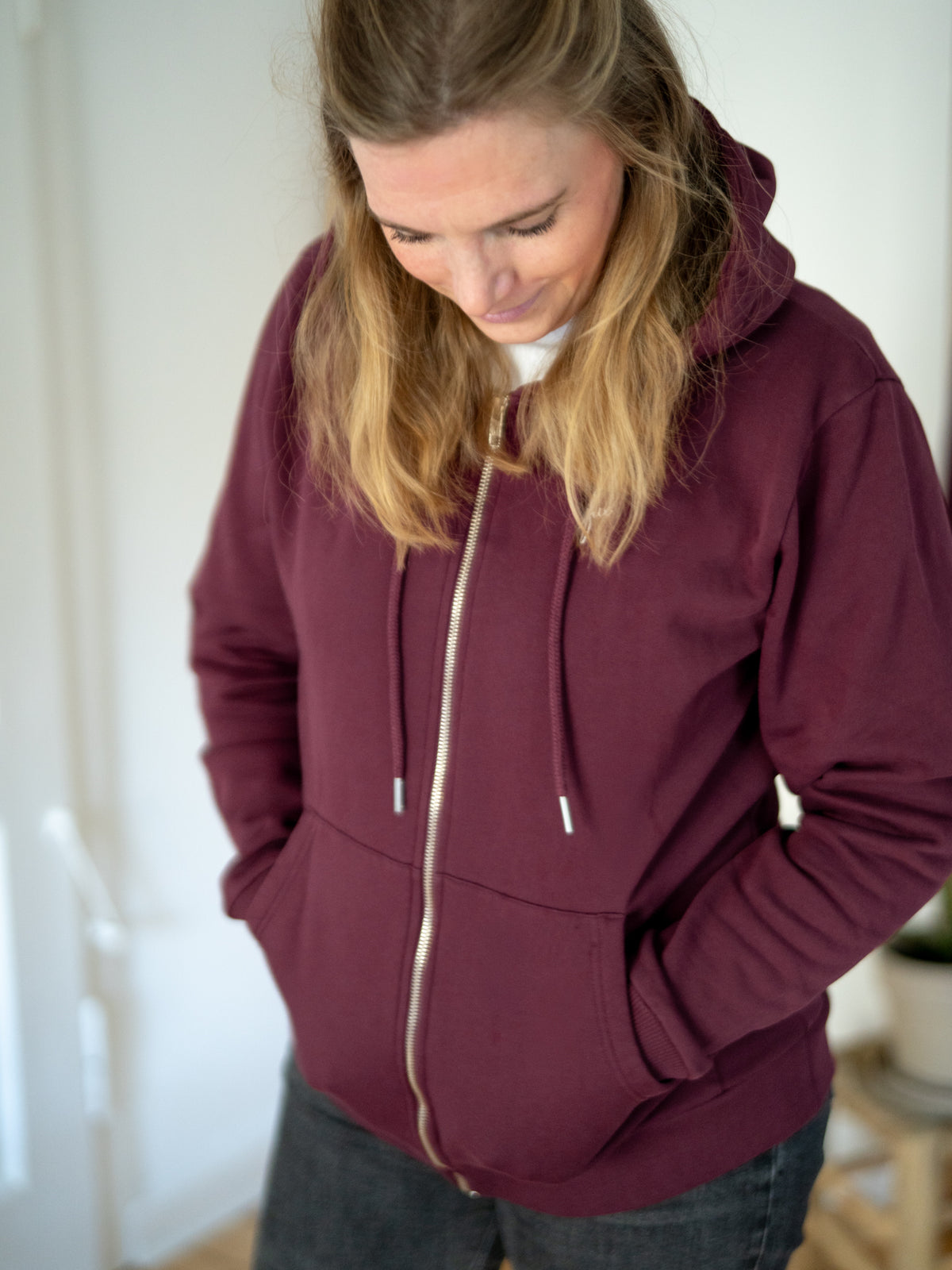 Fair Fashion Sweatjacke von FUXBAU in bordeaux aus 100% GOTS zertifizierter Biobaumwolle, YKK Reissverschlüssen und in Portugal unter fairen Bedingungen gefertigt.
