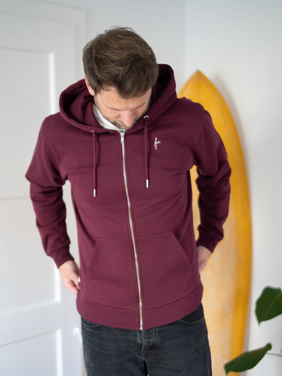 Fair Fashion Sweatjacke von FUXBAU in bordeaux aus 100% GOTS zertifizierter Biobaumwolle, YKK Reissverschlüssen und in Portugal unter fairen Bedingungen gefertigt.