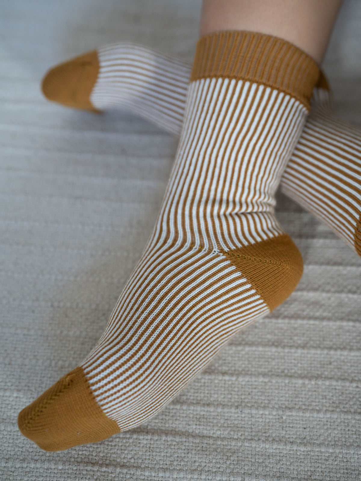 Gestreifte Jacquard Socken in Creme-Senf aus GOTS-zertifizierter Bio-Baumwolle – gefertigt in Portugal, bequem und stilvoll.