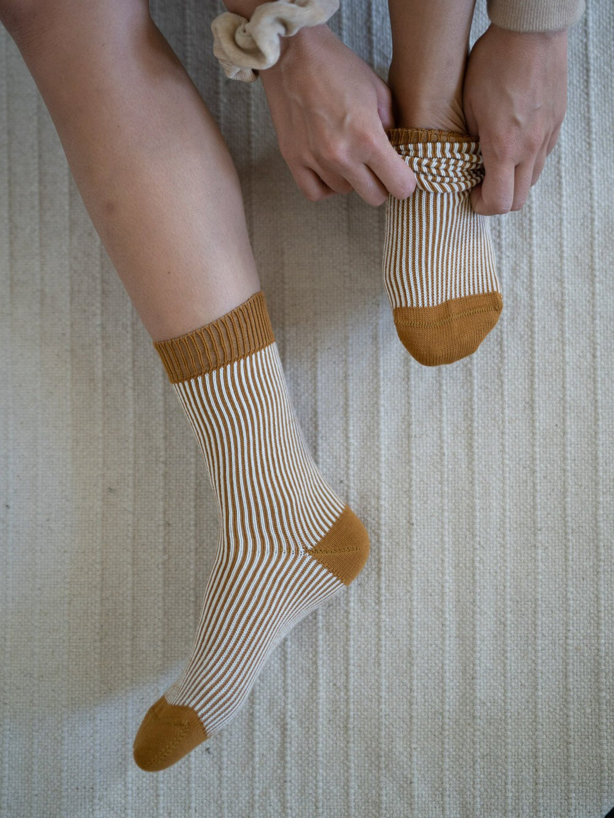 Jacquard Socken in Creme-Senf aus GOTS-zertifizierter Bio-Baumwolle – atmungsaktiv, fair gefertigt in Portugal.