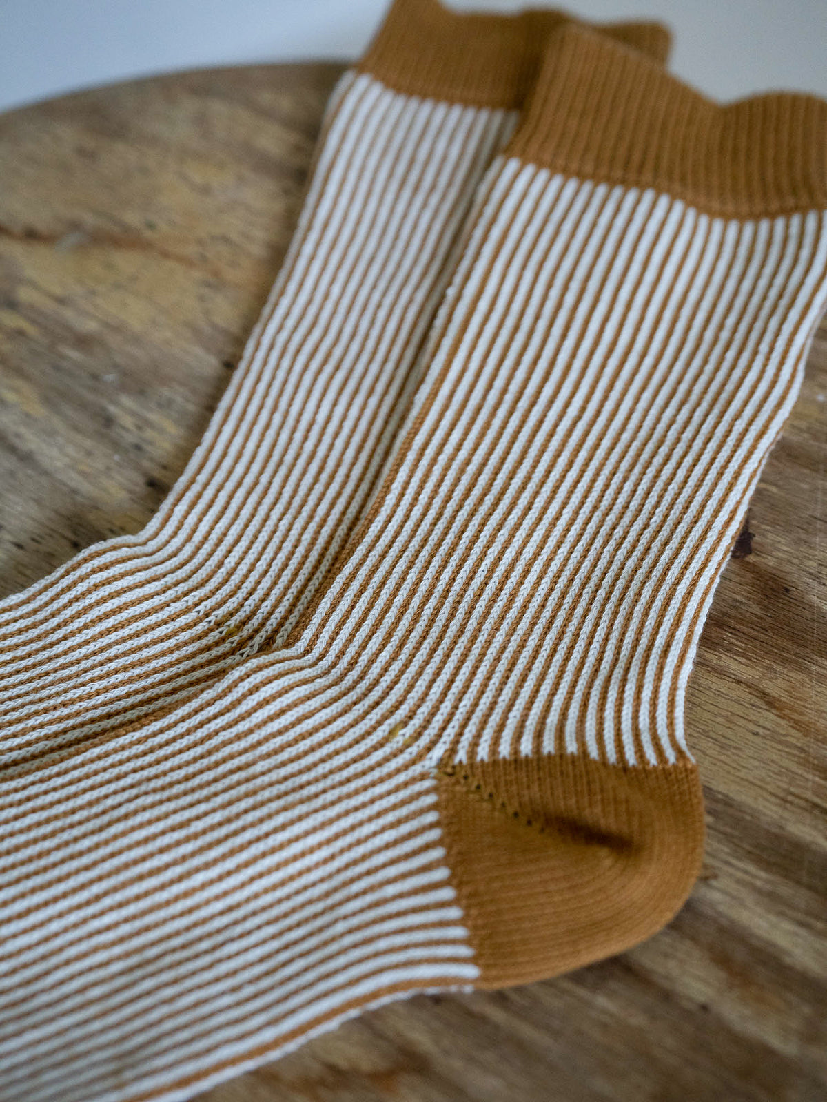 Gestreifte Socken in Creme-Senf – Jacquard-Strick aus Bio-Baumwolle, produziert in Portugal.