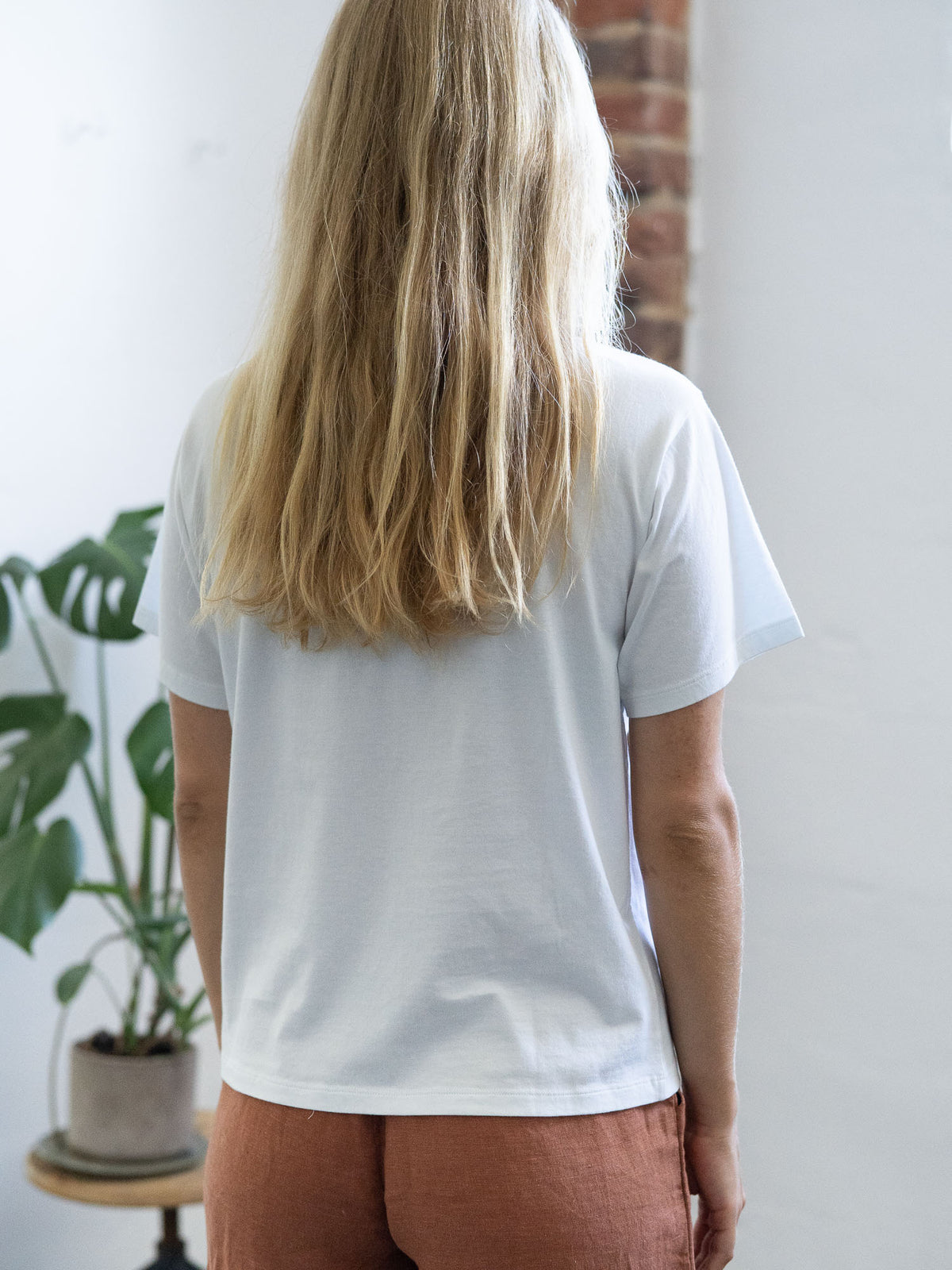 Faires Frauen Basic T-Shirt in weiß von FUXBAU aus 100% Biobaumwolle und made in Portugal.