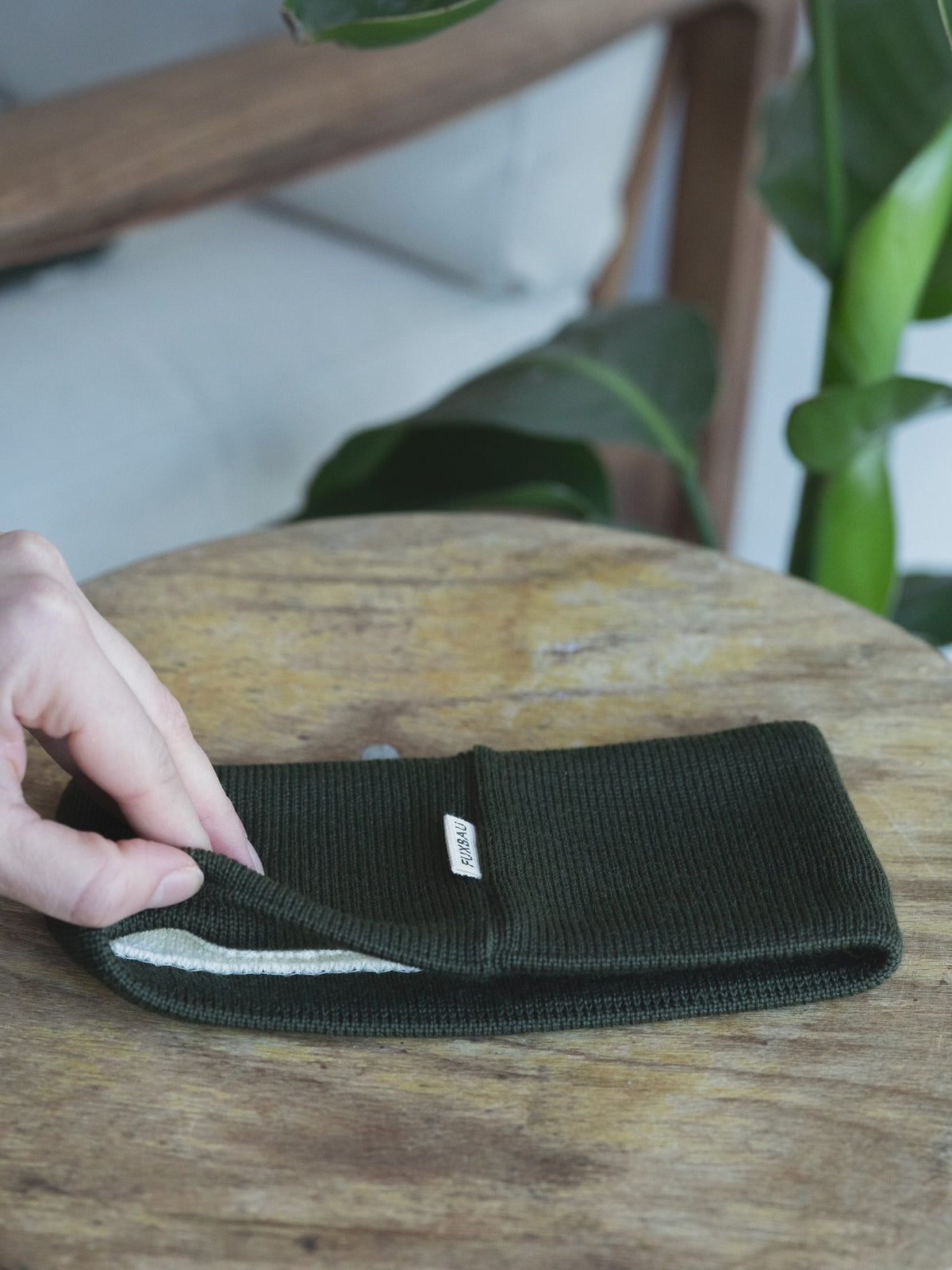 Merino Stirnband von FUXBAU in waldgrün aus 100% GOTS zertifizierter Merino Schurwolle gestrickt in Deutschland.