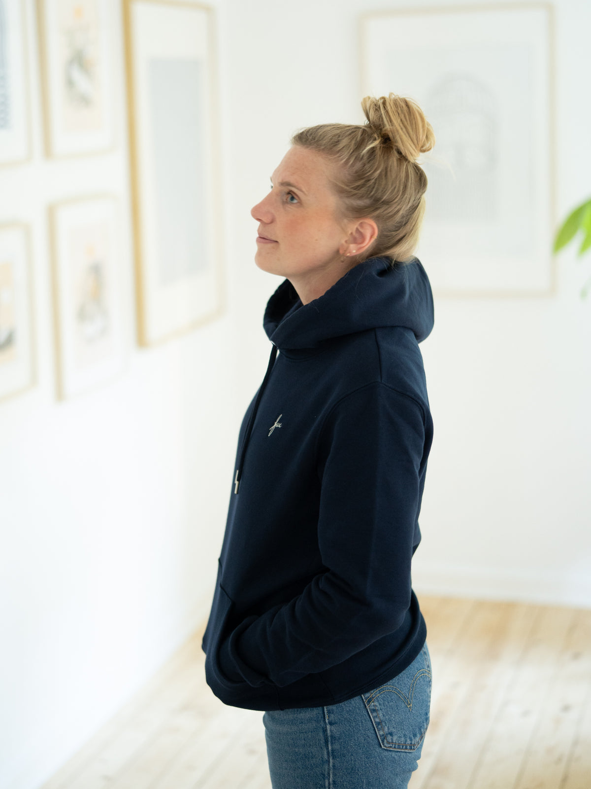 Unisex Hoodie in Navy aus Bio-Baumwolle – fair produziert in Portugal - getragen vom blondem weiblichem Modell