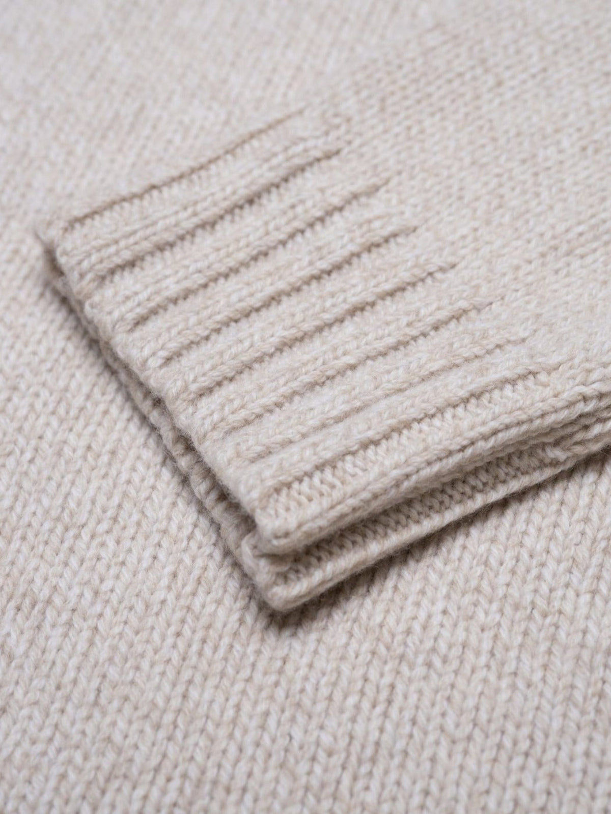Detailaufnahme von unserem FUXBAU Merino Strickpullovern in beigemeliert  aus reinster Merinowolle