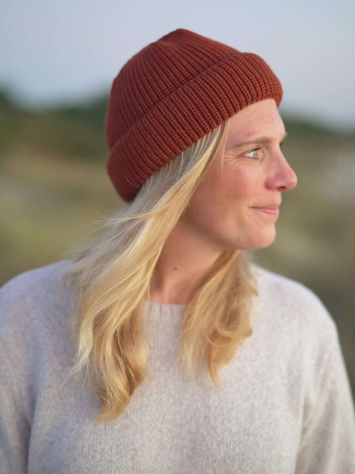 Kurze FUXBAU Fair Fashion Merino Fischermütze aus GOTS-zertifizierter Merino Schurwolle in herbstorange.