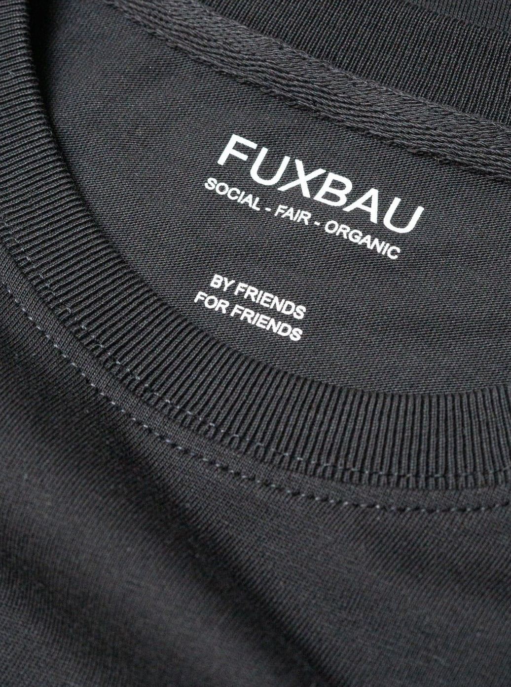 Qualitativ hochwertiges, preiswertes Basic T-Shirt in schwarz von FUXBAU.