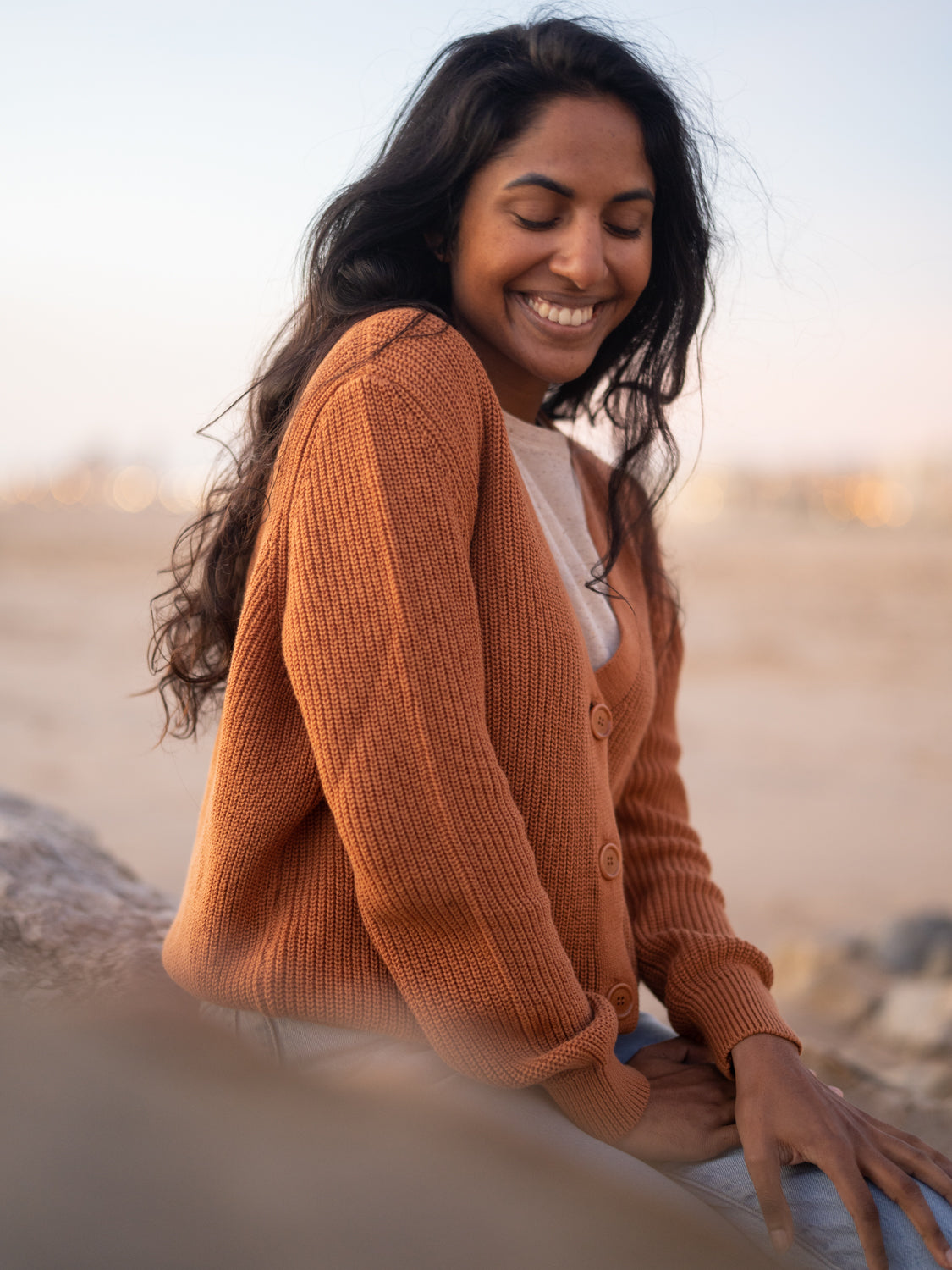 Neelia trägt unsere FUXBAU 4Seasons Frauen Strickjacke in rostbraun aus 100% GOTS zertifizierter Biobaumwolle
