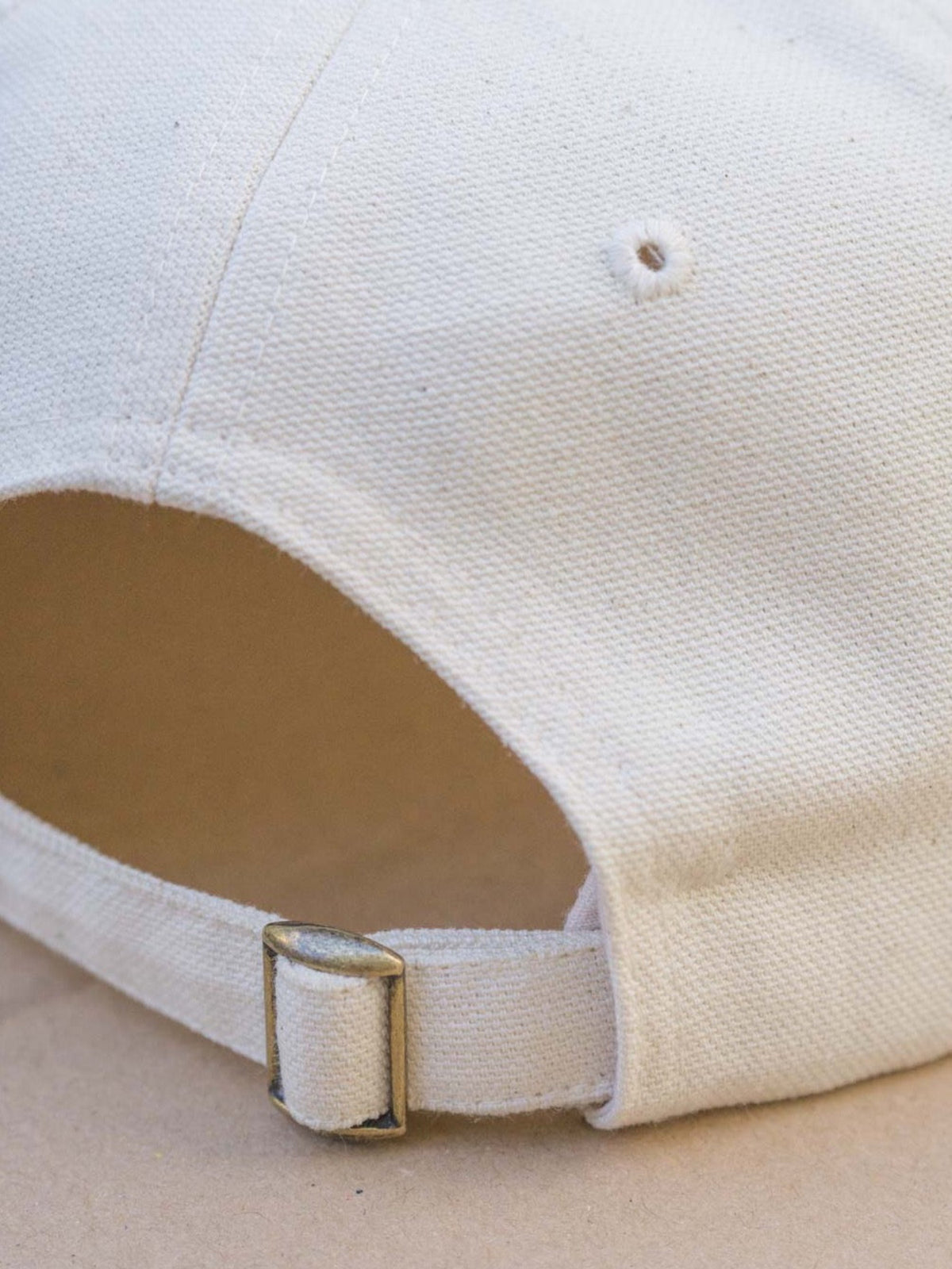 fuxbau-fair-fashion-fux-cap-bio-baumwolle-creme-metallverschluss-detail