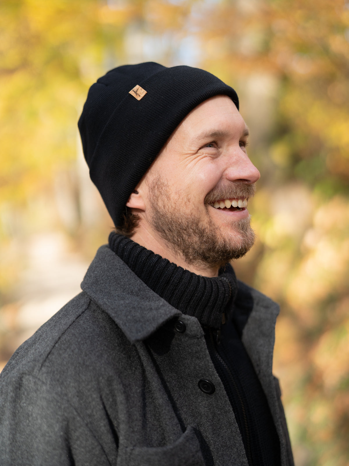 FUXBAU Fair Fashion Merino Kork Beanie in schwarz. Fair gestrickt in Deutschland.