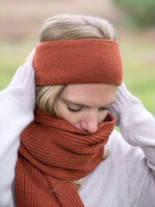 GOTS zertifiziertes Stirnband von FUXBAU in Herbstorange. Gefertigt unter fairen Bedingungen in Deutschland aus extra feiner und weicher Merino Schurwolle.