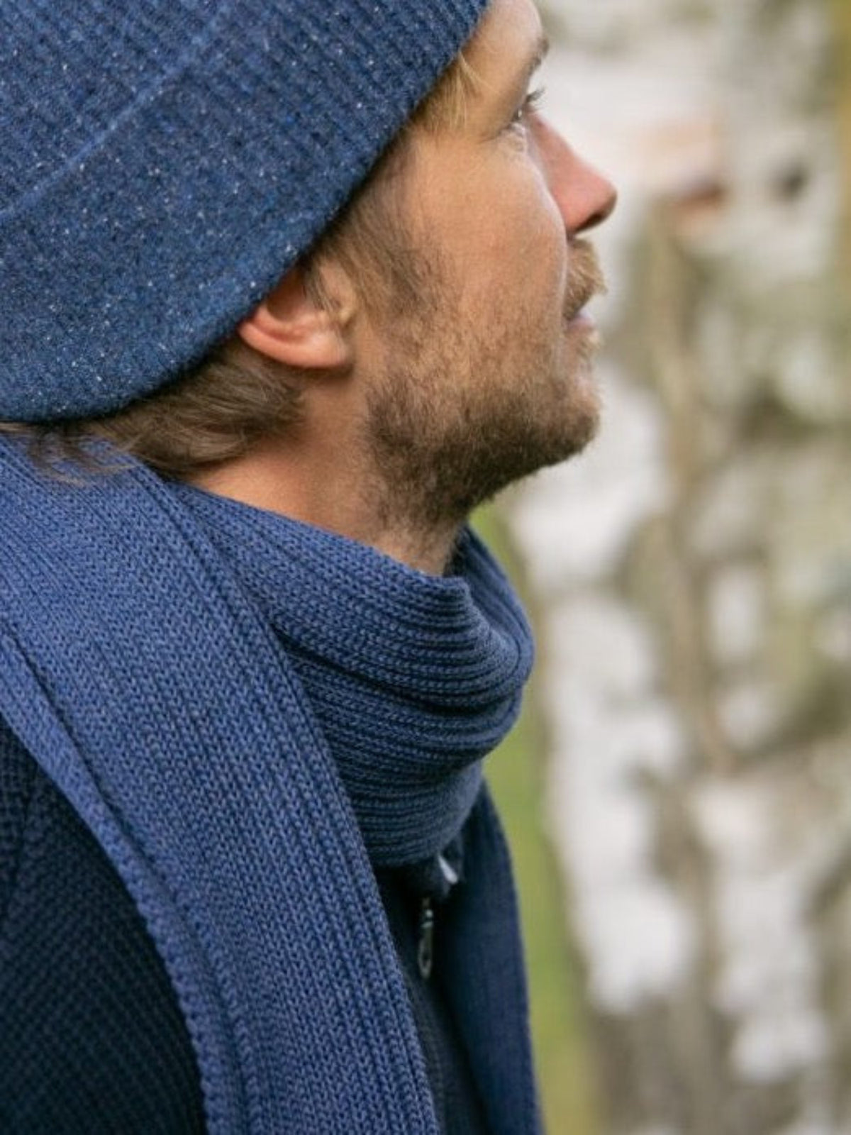 Strickschal von FUXBAU in Nachtblau aus 100% Merino Schurwolle.