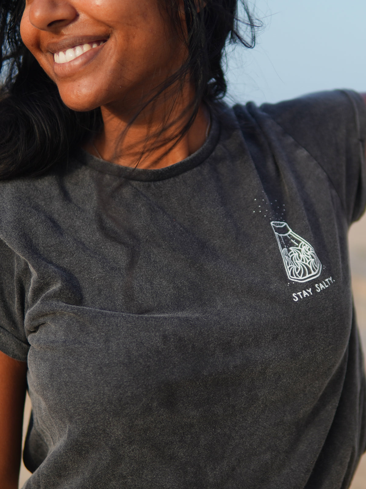 Neelia trägt unser FUXBAU Frauen Stay Salty T-Shirt in salzschwarz