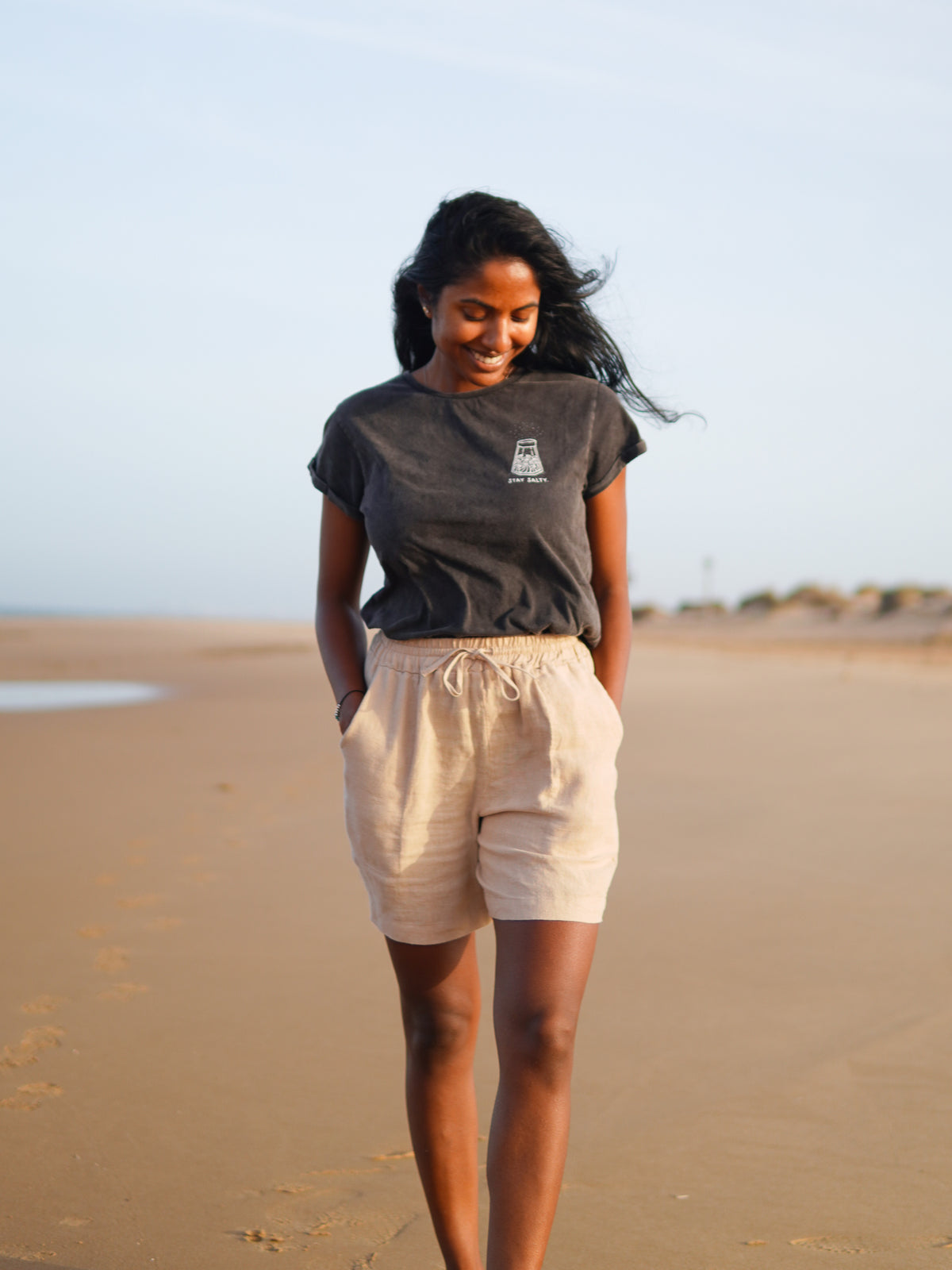 Neelia trägt unser FUXBAU Frauen Stay Salty T-Shirt in salzschwarz 