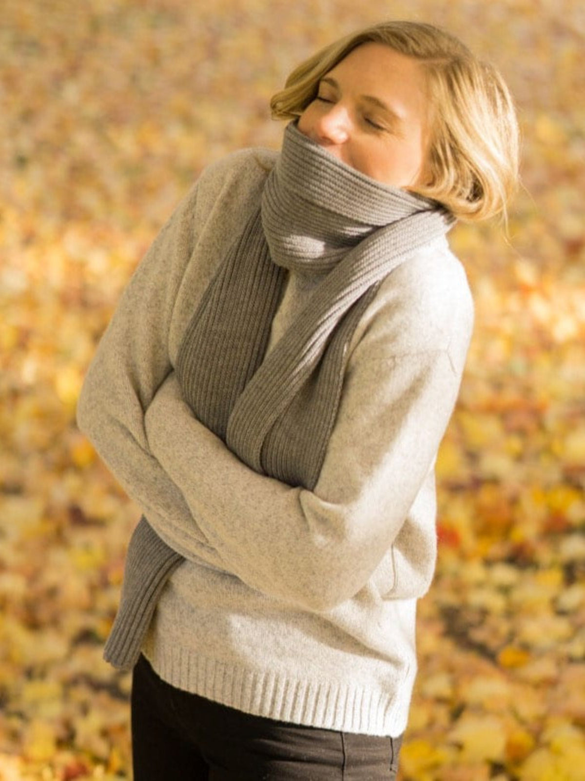 Frauen Winteroutfit von FUXBAU bestehend aus Strickmütze, Strickschal und Strickpullover in grau aus 100% GOTS zertifizierter Merino Schurwolle.